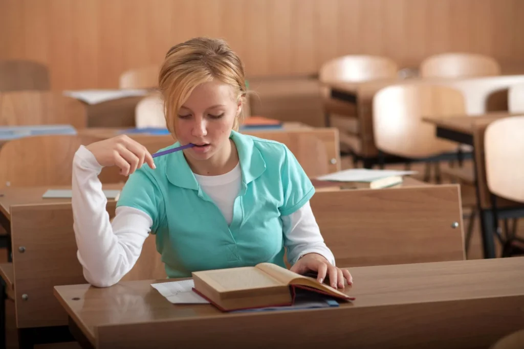 Estudiante preparando un examen de inglés con sus libros sobre la mesa