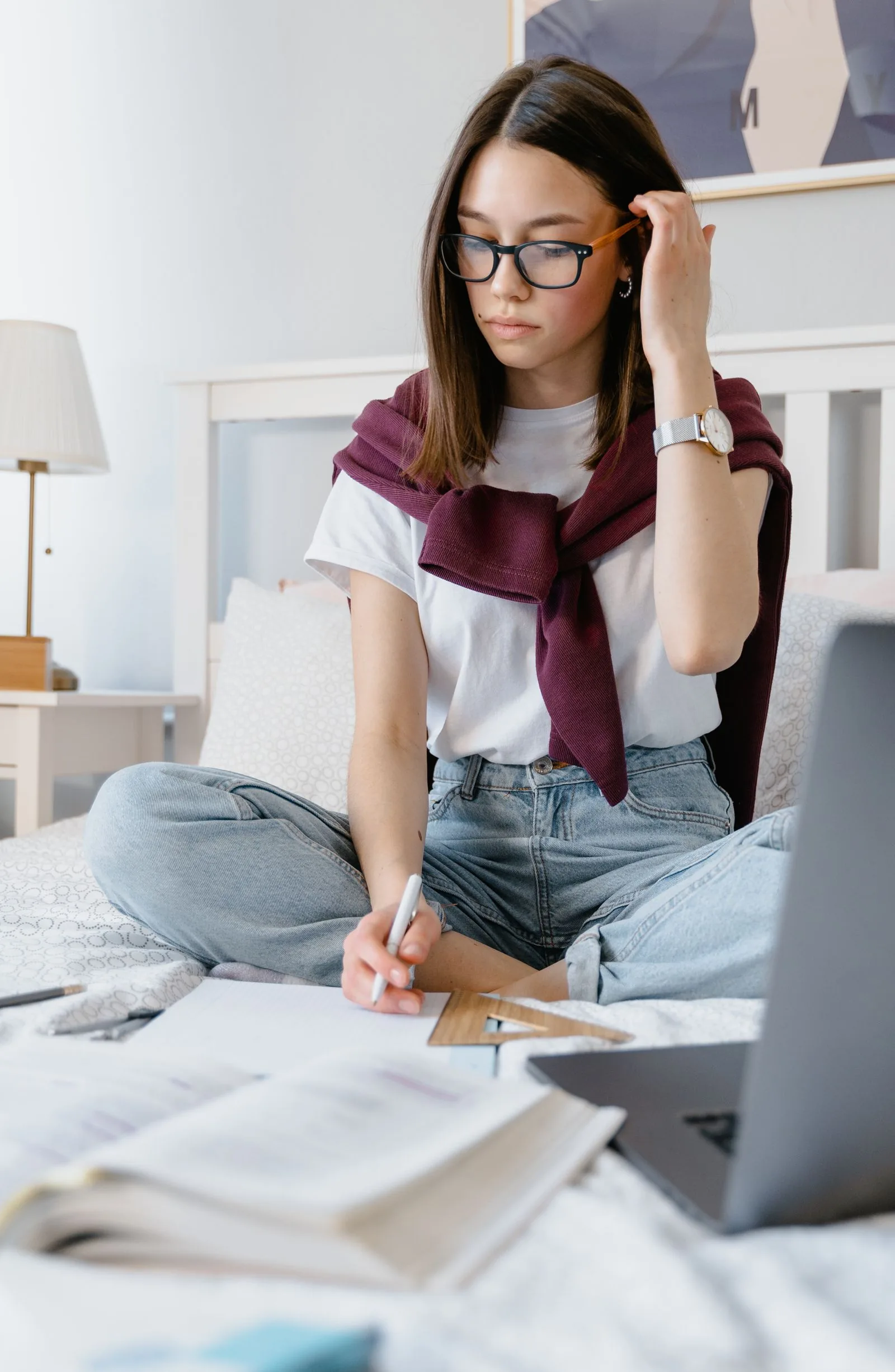 Persona estudiando inglés con portátil, libros y apuntes