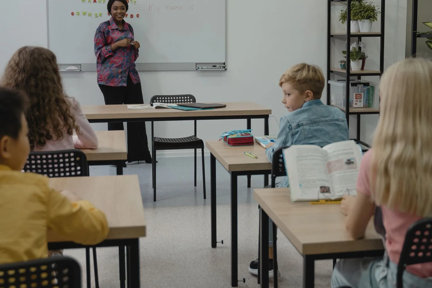 Grupo diverso de estudiantes en una clase de inglés