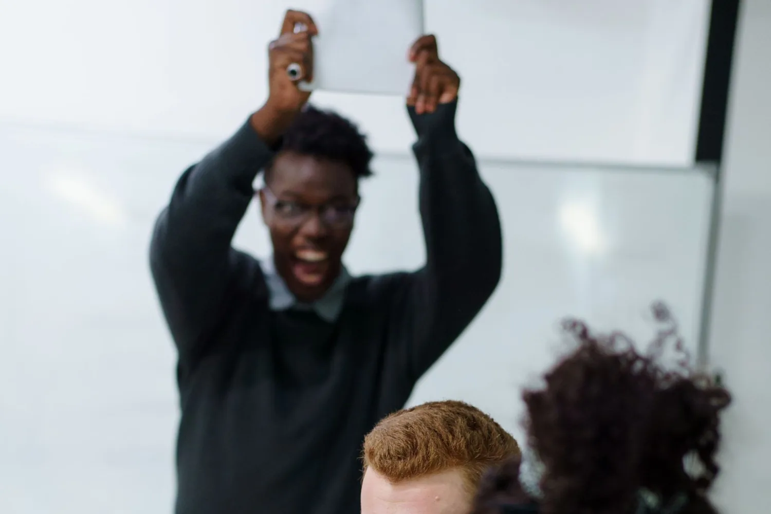 Estudiantes en una clase universitaria de inglés