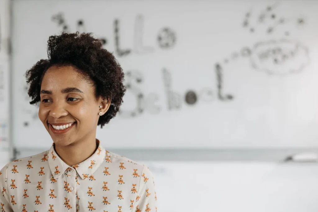 Profesora sonriente en una clase de inglés