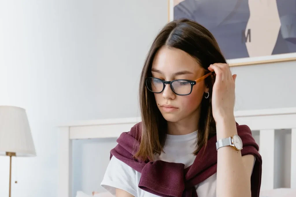 Estudiante preparando el examen LanguageCert ESOL con portátil y apuntes